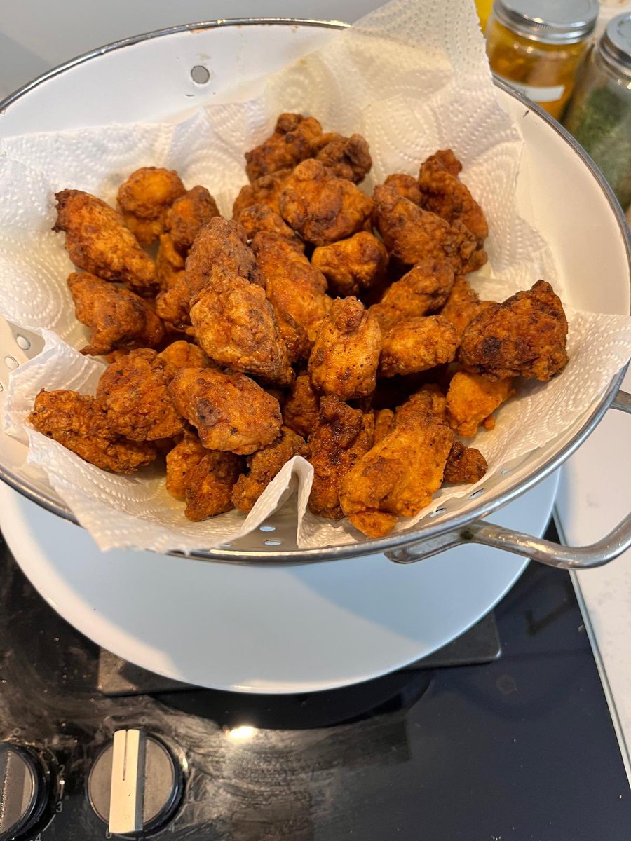 ParamsCooking's tweet image. made some popcorn chicken with a homemade potato salad 🔥