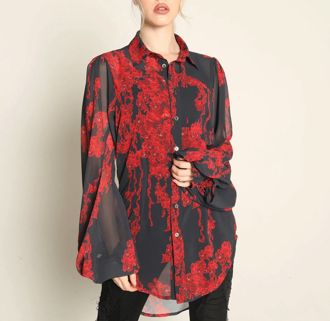 あの『血の薔薇』ブラウスが待望の再販🥀 高貴な薔薇から滴る鮮血を