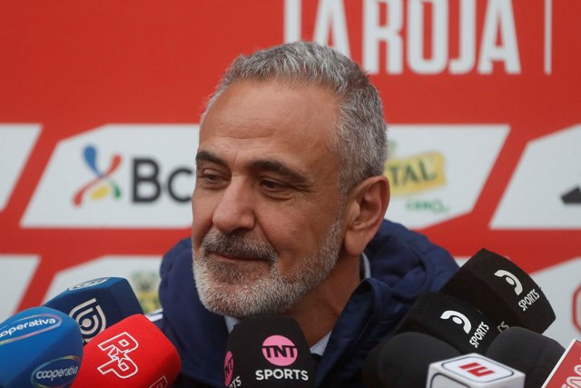 "El jueves de los mazazos", la columna de Danilo Díaz (<a href="/HinchaPuma/">Danilo Díaz</a>) que analiza el impacto de la horrible clasificatoria cumplida por la Roja y el del duro fallo de la Conmebol contra la U.
elmercurio.com/deportes/Futbo…