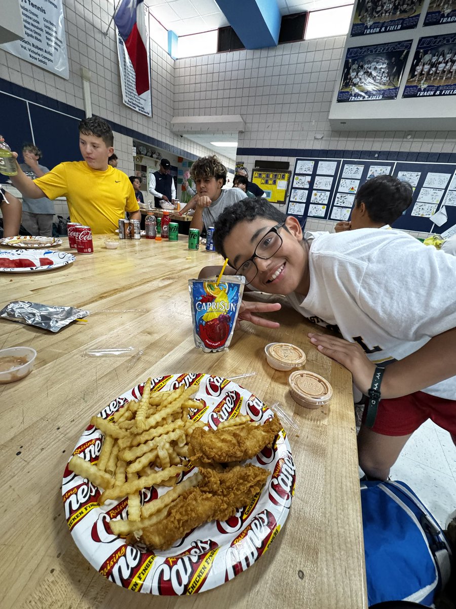 These athletes are well fed and ready to fight for every yard tomorrow. We’re grateful for our families’ generosity and support. GO DRAGONS!! 🐉 🔥🏈