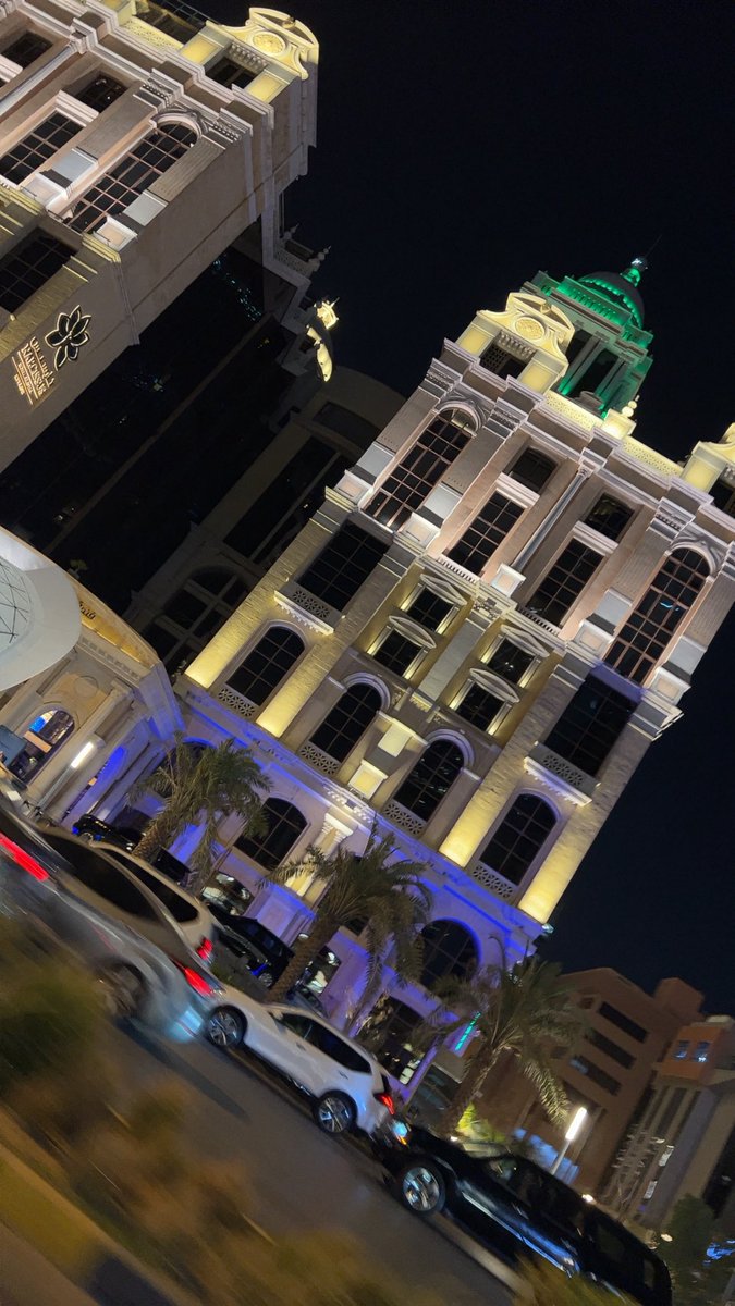 يا حظ ليتك بالطبع تشبه #امي 
حتى وهي متضايقه تبتسم لي …..