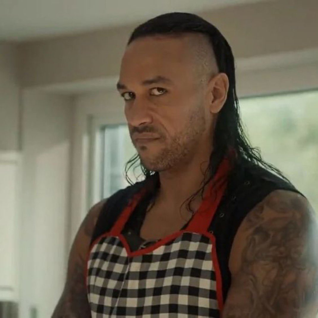 Trying to enjoy this match fully but fearing one person coming out here, like please no thank you #SmackDown