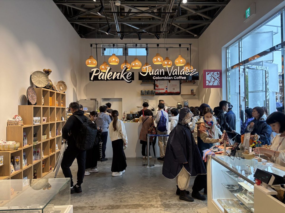 GermanBahamon's tweet photo. Café de Colombia en Expo Osaka 2025.

El reconocimiento de nuestro café por su calidad excepcional, ha logrado que un muy pequeño local de Juan Valdez (20 mts2) en el pabellón de Colombia sea visitado en promedio por 739 personas/día desde el 13 de abril.

Mas de 100mil transacciones en estos cuatro meses que lleva el World Expo, con un promedio superior a los U$200 mil dólares mensuales.  

🇨🇴 El café de todo un país, conquista Japón 🇯🇵