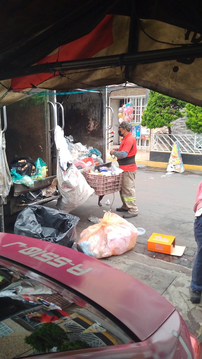 mosaarmando's tweet photo. @Alc_Iztapalapa buenas tardes reporto ala unidad 1117del recolector de la basura que diario deja si basura y se estaciona enfrente de mi entrada en la unidad habitacional mirasoles en San Lorenzo le comenté que por lo menos barriera pero el conductor de la unidad se vuelve agresi https://t.co/l1u52cValY