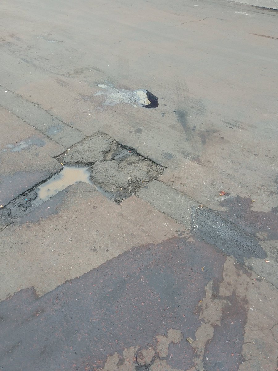 mosaarmando's tweet photo. @Alc_Iztapalapa buenas tardes reporto ala unidad 1117del recolector de la basura que diario deja si basura y se estaciona enfrente de mi entrada en la unidad habitacional mirasoles en San Lorenzo le comenté que por lo menos barriera pero el conductor de la unidad se vuelve agresi https://t.co/l1u52cValY