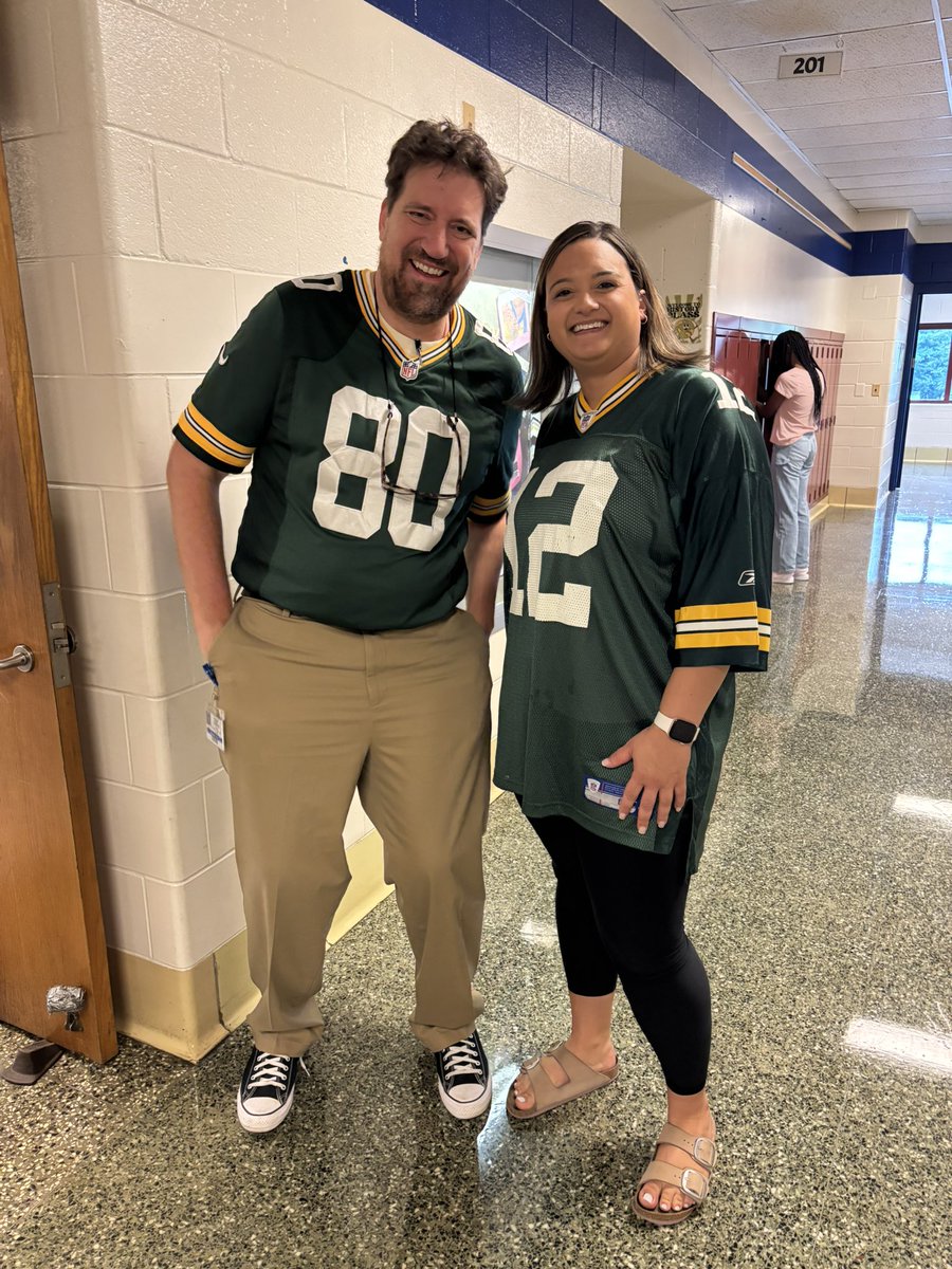 APpearceJWMS's tweet image. Did you see @AaronRodgers12 and @Donald_Driver80 at Julius West today?! #jerseyday #ROARing #GoPackGo