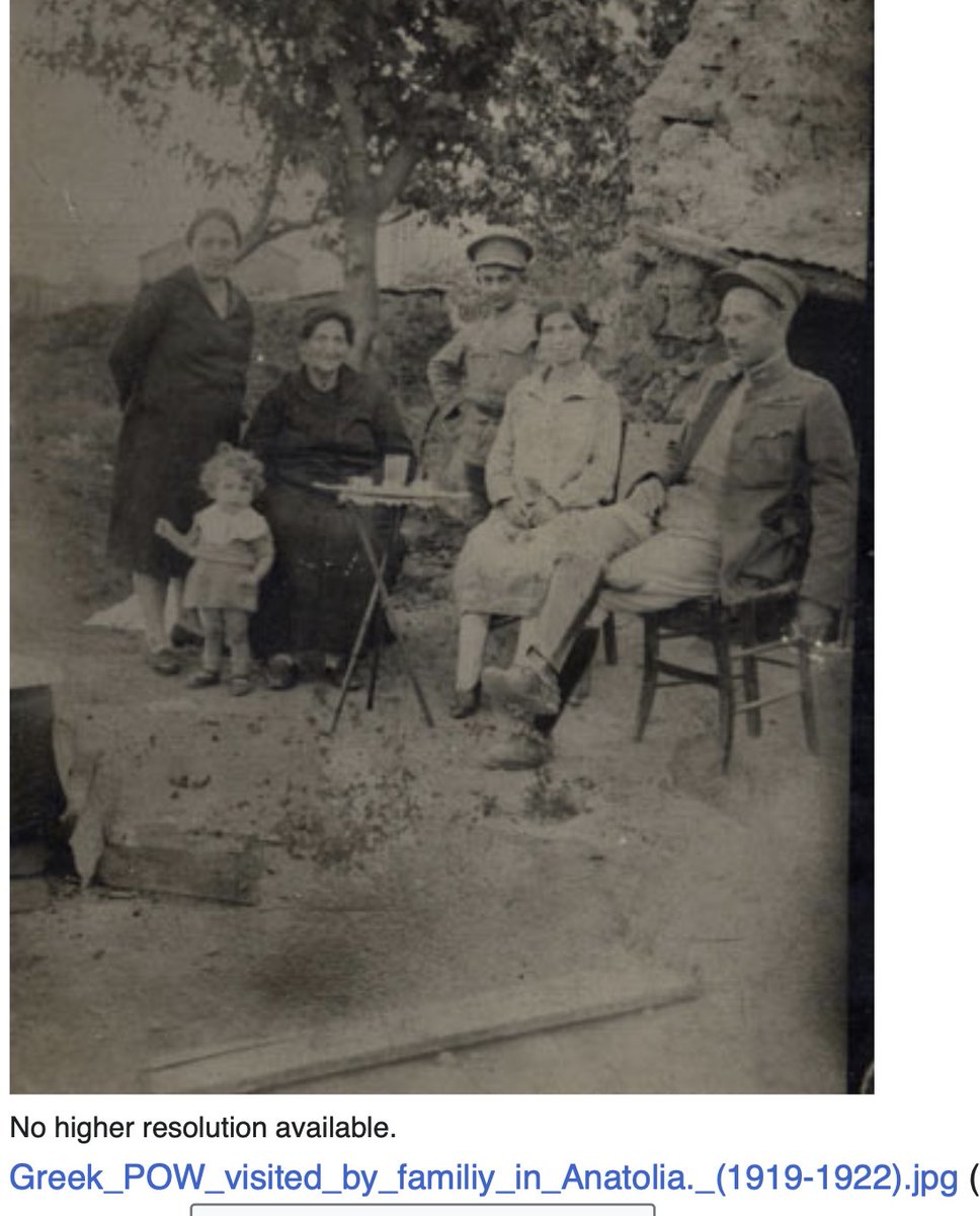 40- Şimdi şok edici bir "Yunan esir" fotoğrafı paylaşıyorum...
Yunan askerine Yunanistan'dan ailesi gelmiş ve ziyaret ediyorlar. Gelen çocuğun üzerinde ise Ankara askeri üniforması benzeri bir üniforma var.
Bu fotoğraf bilinen her şeyi alt üst eder nitelikte
Ortada bir esaret yok