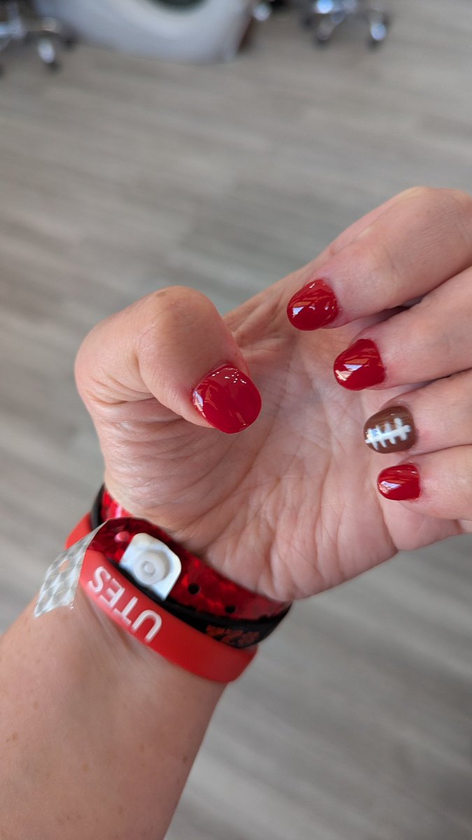 squeakyysteph87's tweet photo. Here are my @Utah_Football nails for this season #Footballnails 🏈 https://t.co/uAOcexEJlK