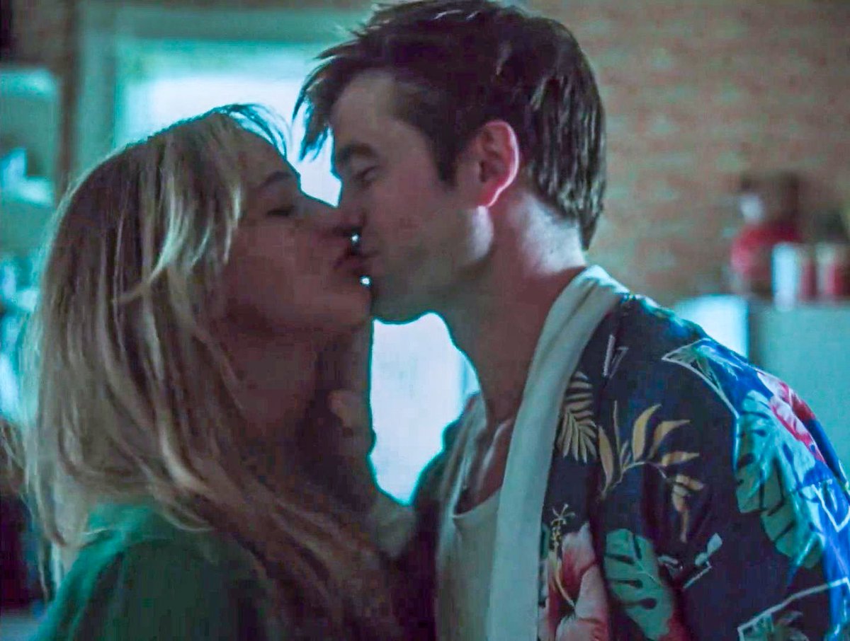 candykizzes24's tweet photo. I will not stfu about this movie. #diemylove #JenniferLawrence #jenbert https://t.co/iogCAHXwfK