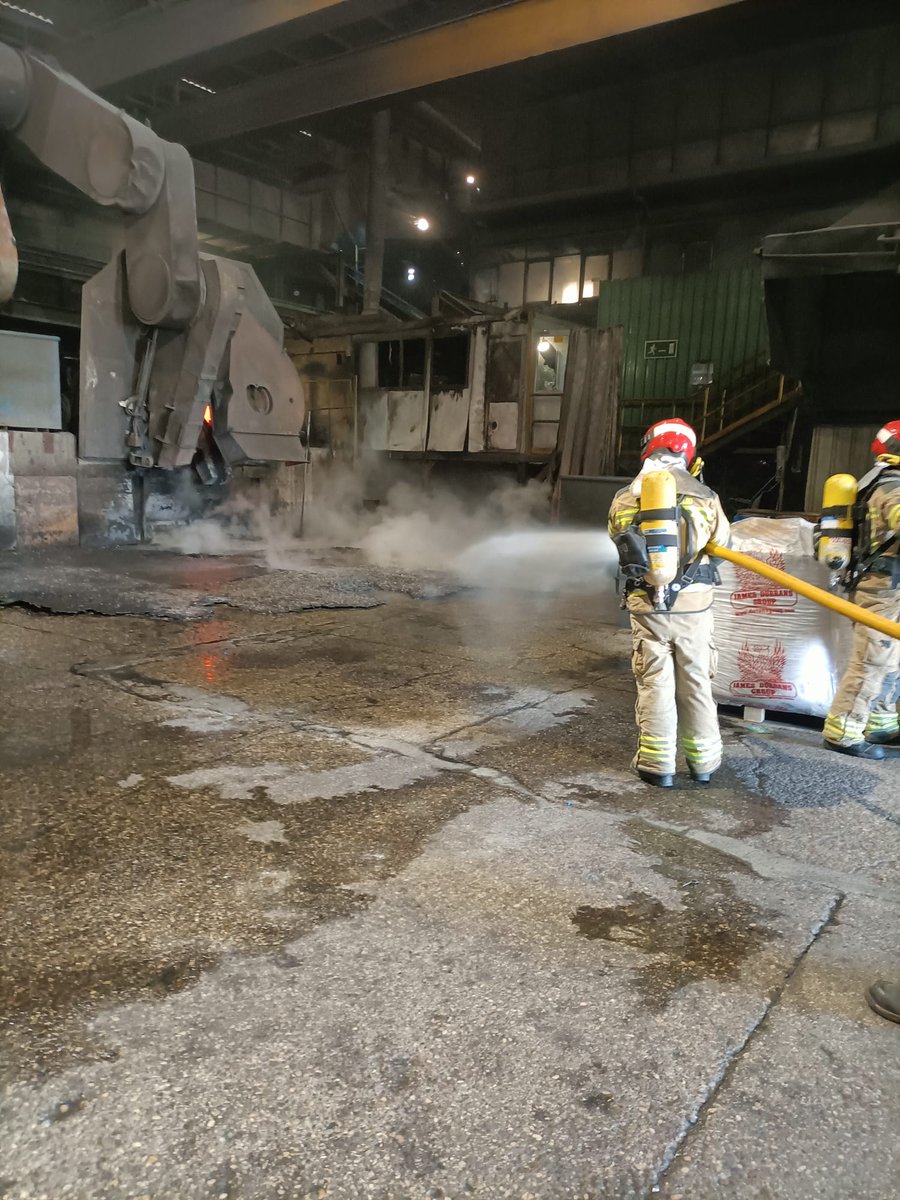 Hoy se ha producido un incendio en Lingotes Especiales 🔥 
El derrame de caldo de uno de los hornos lo ha propagado a varios puntos.
Hemos intervenido con 3 dotaciones, extinguiéndolo y refrigerando el caldo 🚒
Agradecemos el apoyo de sus equipos de primera intervención 👨‍🚒👷