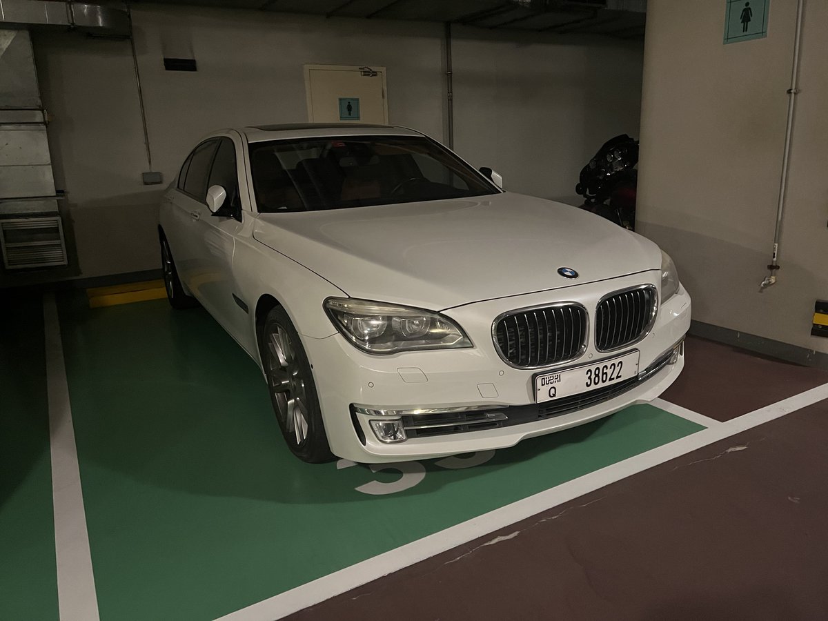 BMW’nin, yeryüzünde ki fosil yakıtı hızla tüketerek elektrikli araçlara geçişi hizlandirmak için yaptığı özel araba. Sakin kullanildiginda 100km’de 26l tüketim ile her benzincinin gözdesi.