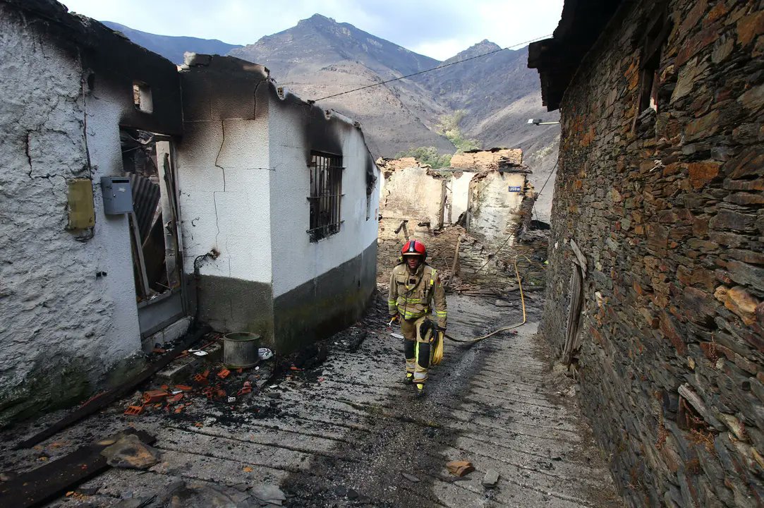 La <a href="/jcyl/">Junta de Castilla y León</a>  ha detectado 235 inmuebles afectados durante la ola de #IIFF de julio y agosto de 2025:

-42 son viviendas habitadas: 
   12 como primera residencia.
   30 como segunda residencia.

Además se han visto afectados otros:
-20 inmuebles en desuso.
-155 construcciones como