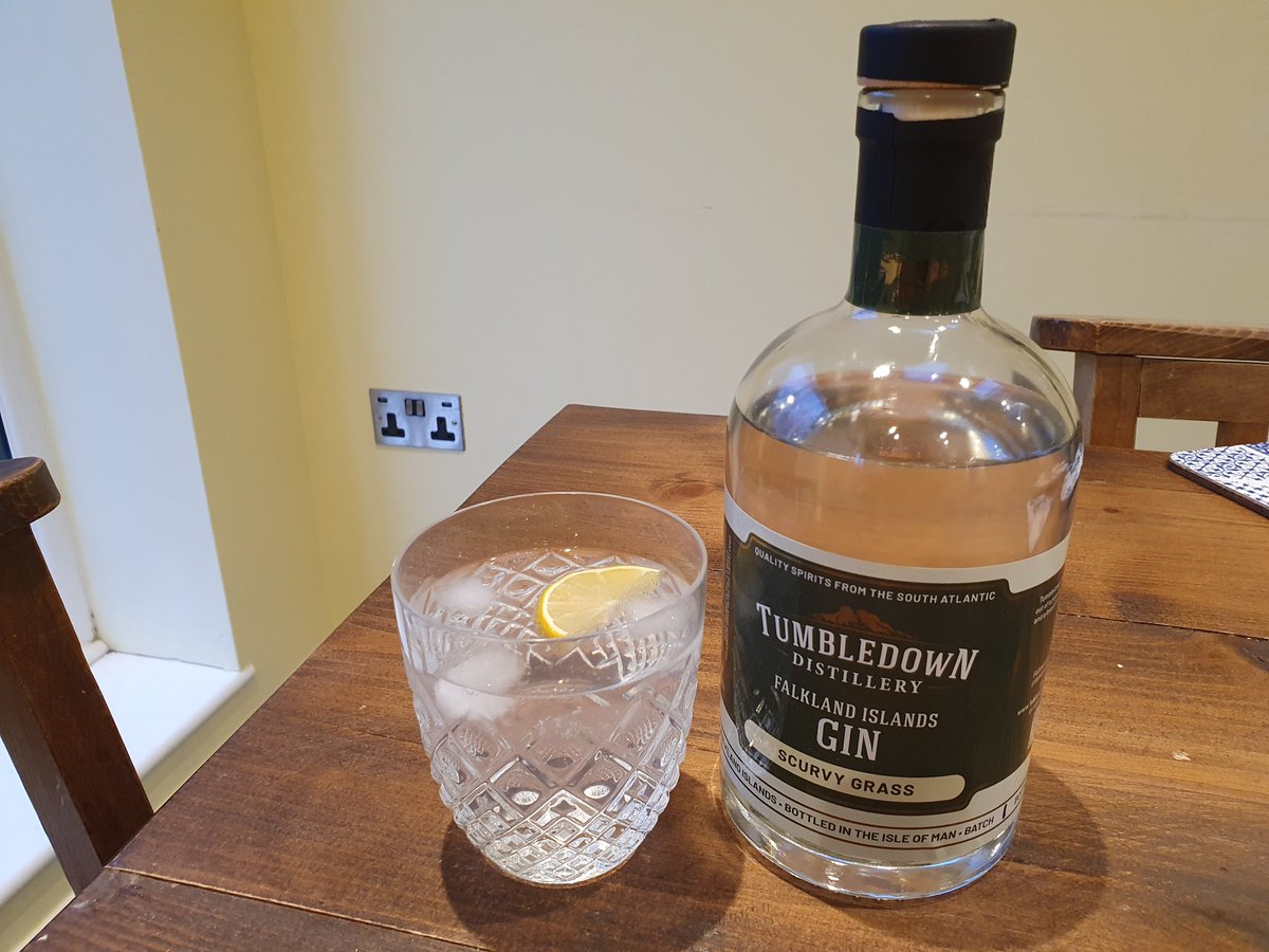 FalklandsRepUK's tweet image. Enjoying a gin and tonic with @Tumbledown_Gin from the Falkland Islands. #Falklands #GinAndTonic #Gin 🇫🇰