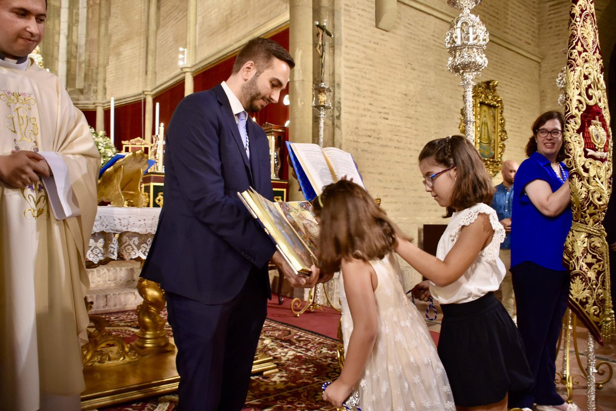 Al término del primer día del Triduo a Nuestra Señora de la Aurora se ha realizado una jura de nuevos hermanos. 

¡Bienvenidos a esta gran familia que es la Hermandad de la Resurrección!