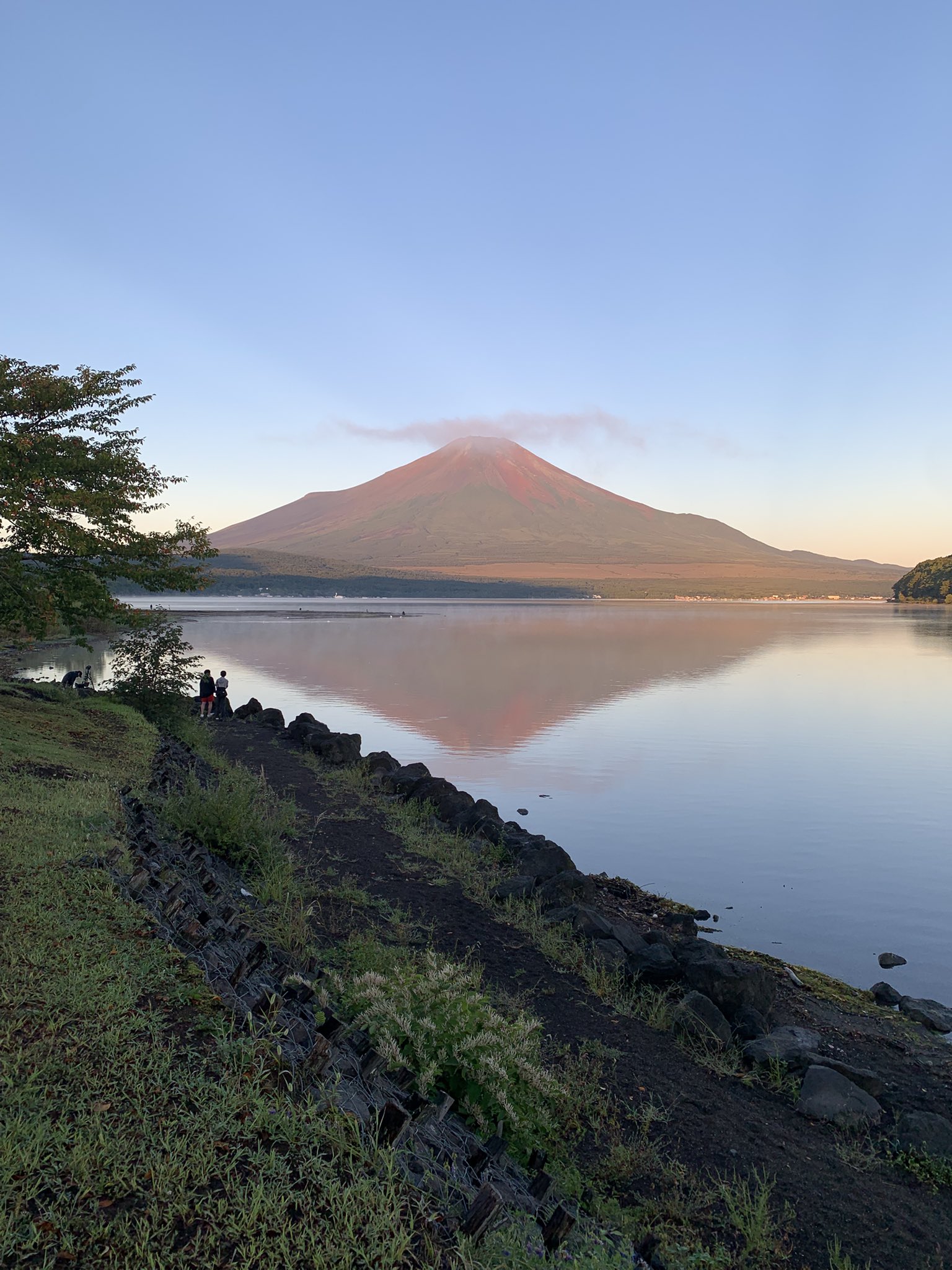 風景富士104 富士吉田 雪の忠霊塔と富士山 | ロイヤリティフリー写真・動画