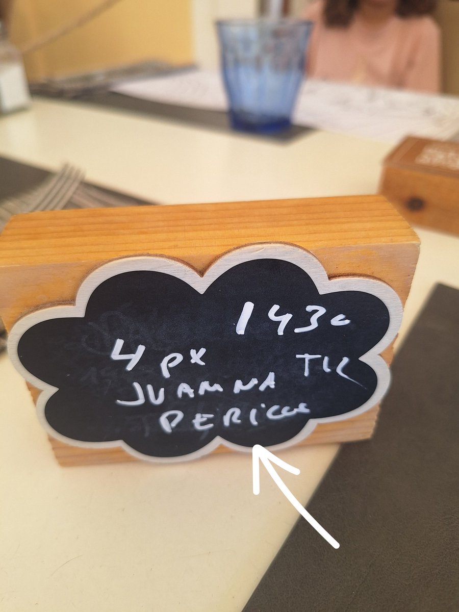 juanmaxaem's tweet image. Hoy he estado comiendo en el restaurante Solimar de la platja del racó de Pals. El dueño (David) y buena parte del equipo, pericos hasta la médula como podrá constatar @roberthernando, que me han dicho q estuvo aquí. Así me he encontrado mi mesa al llegar. Un crack.