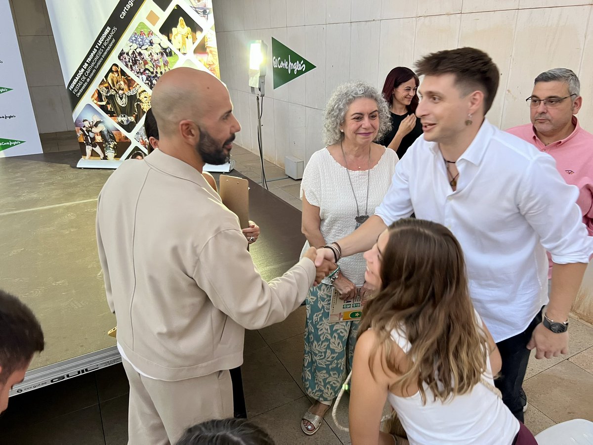 ⚔️📖 La senadora <a href="/MariloFlores_/">Mariló Flores</a> y el concejal <a href="/PenchoSSuarez/">Pencho Soto Suárez</a> han asistido a la presentación de la revista de las XXXVI Fiestas de Carthagineses y Romanos.

Arranca la cuenta atrás para la gran fiesta del Mediterráneo 🌹🐘

#Cartagena #CarthaginesesyRomanos