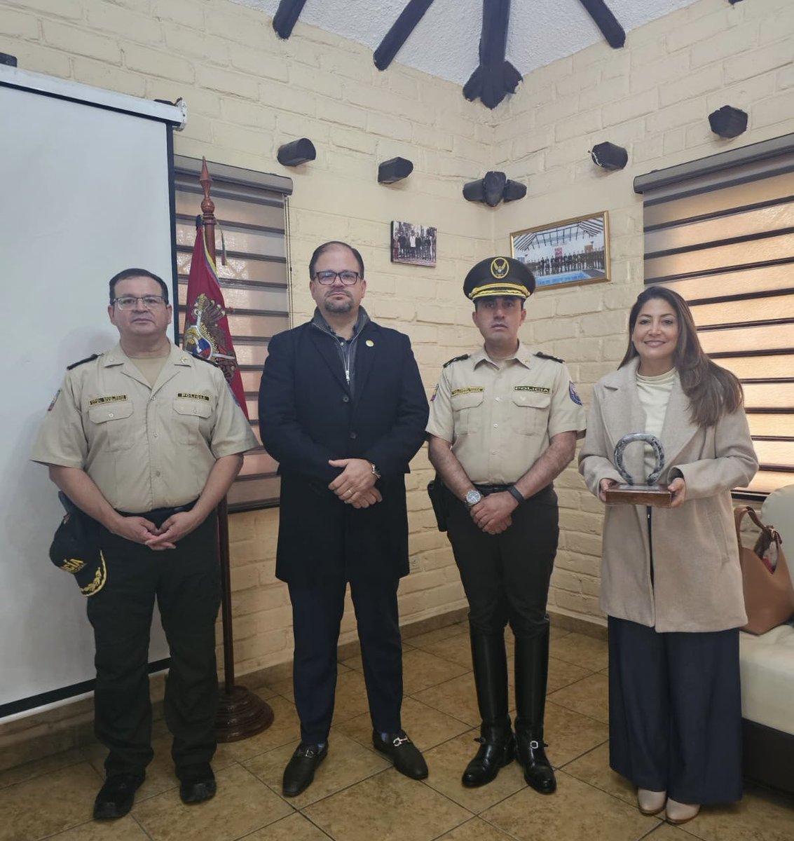 Hoy en Cuenca tuve el honor de ser parte de la inauguración del servicio de equinoterapia asistida en la Unidad de Equitación y Remonta de la Policía Nacional 2025-2026. Es una muestra clara de cómo nuestra Policía Nacioanl abraza esa visión integral, llevando su compromiso más