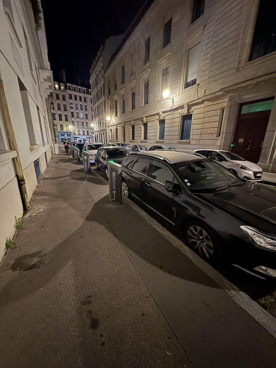 3 voitures thermiques qui prennent la place de 4 voitures électriques ⚡️ 
Polluantes dans tous les sens du terme