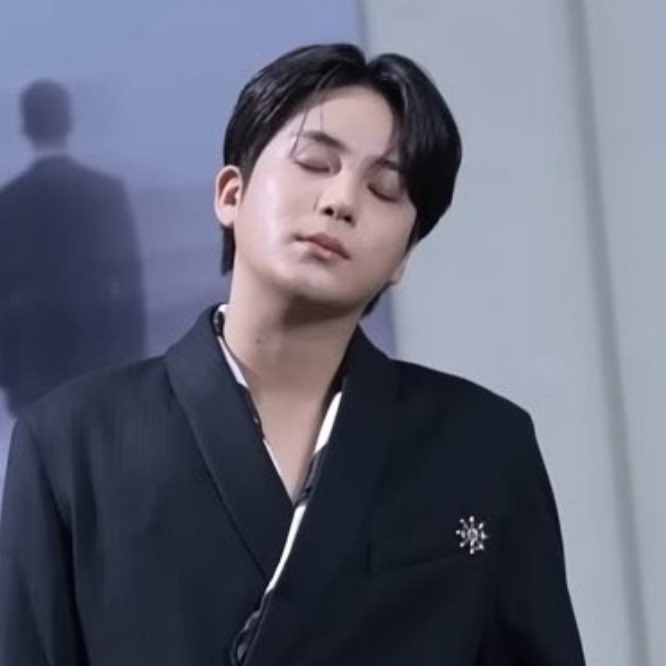 oh stfuuuu he’s so fine