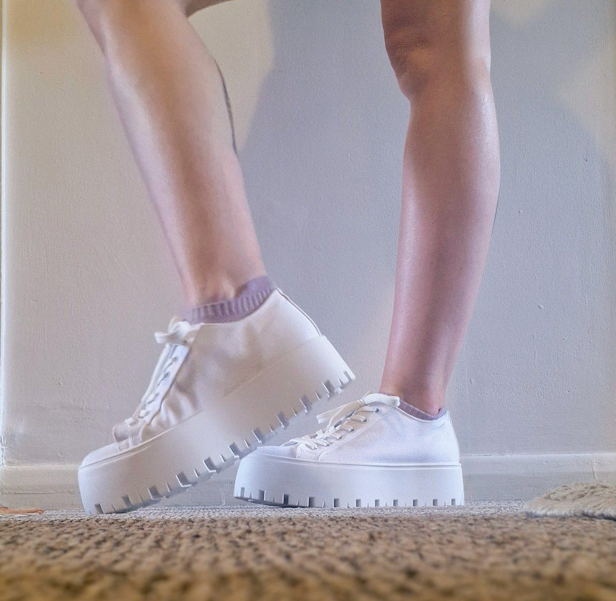 Florabutter2123's tweet image. White platform perfection 🤍 Chunky ASOS Y2K vibes, size 5. Cute, bold, and ready to turn heads… would you wear them on a date or a night out?

Grab them here: vinted.co.uk/items/70006511…

#Y2KStyle #ASOSFinds #SneakerHead #PlatformTrainers #VintedUK #OOTD