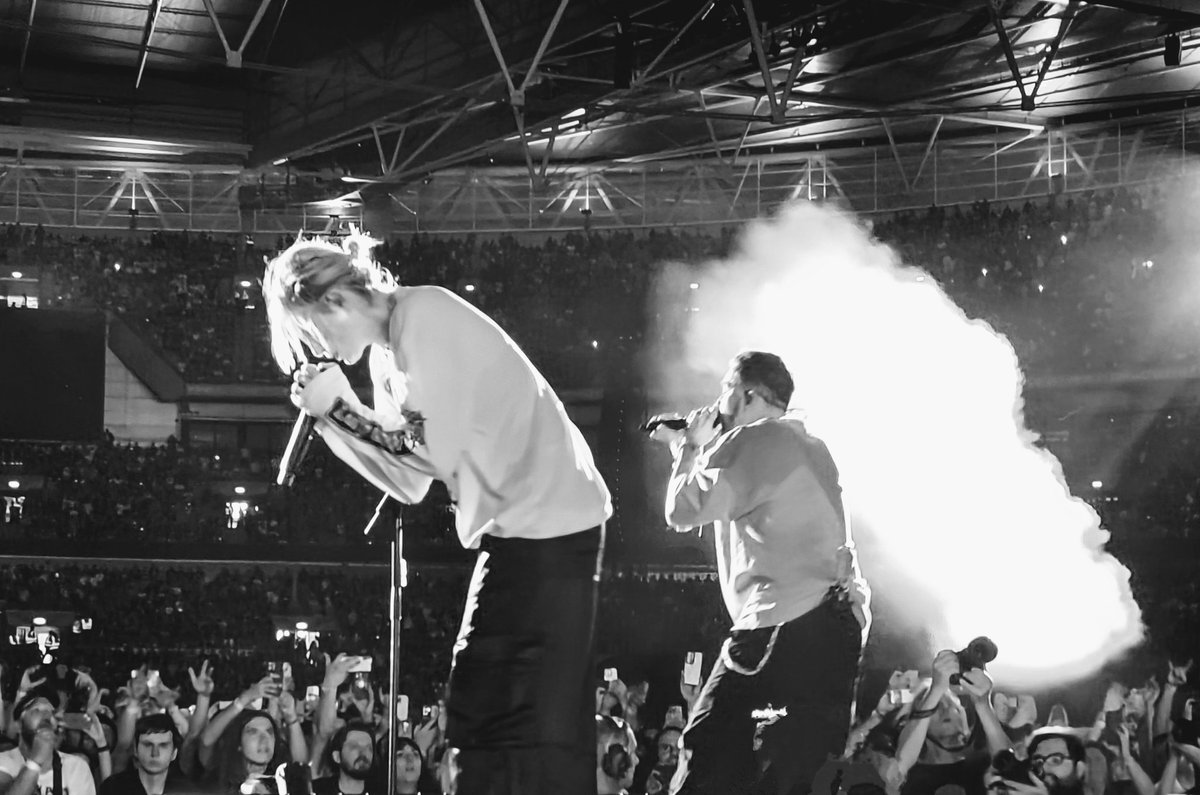 Badgeraz's tweet photo. Never in my wildest dreams did I believe I'd ever see the band that has meant so much to me for 25 yrs, &amp; at Wembley &amp; from the barricade! My heart &amp; soul are still there, singing with all the other fans! Thank you for having the courage to start again! #F0t1 #HappyLinkinParkDay https://t.co/YhII5vd458