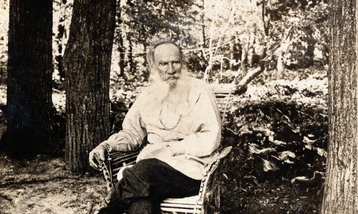 thecurioustales's tweet image. Tolstoy responded not with anger
But with truth
"I have rejected the church... because it rejects Christ’s teachings"
He believed in:
• Nonviolence
• Simplicity
• Love without dogma
• Truth over ritual
He lived it — and died for it