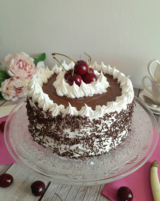 Tarta de cumpleaños 🎂 

Es un homenaje a mi estilo de las tartas de confitería de toda la vida.

Tarta paradiso italiana como base, relleno de crema pastelera a la vainilla, cobertura de chocolate y decorado de merengue🥰

Receta🩷

fresasconchocolatee.blogspot.com/2025/09/tarta-…
#tarta #merengue