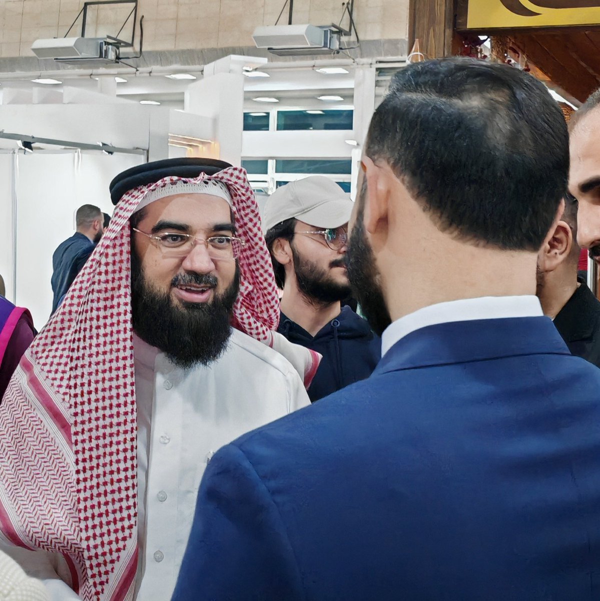 7usaini7's tweet image. على هامش #معرض_دمشق_الدولي، كان لقائي مع محافظ #حلب الأستاذ عزام الغريب. 
كان حديثاً ودياً جمع بين الذكريات والعبر، ومما قاله لي: &quot;محاضراتك ودروسك لم تكن مؤثرة في أسماعنا فحسب، بل امتد أثرها إلى حياتنا الاجتماعية أيضاً، فابنتي اسمها ريحانة، نسبة إلى برنامجك &apos;الريحانة&apos; الذي كان…