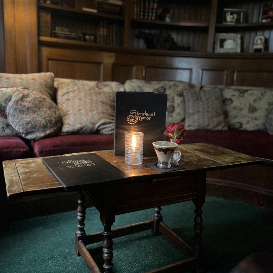 StonehurstManor's tweet image. Step into the Library Lounge tonight. Comfy chairs, shelves of books, candlelight, and classic cocktails — the perfect way to slow down and savor the evening. Open to the public.

#StonehurstManor #LibraryLounge #NorthConwayNH