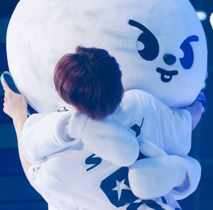 userlinoring's tweet photo. the fact that its a canon leebit trait now....that he loves hugging ☹️☹️☹️ https://t.co/mWh19hAfEt
