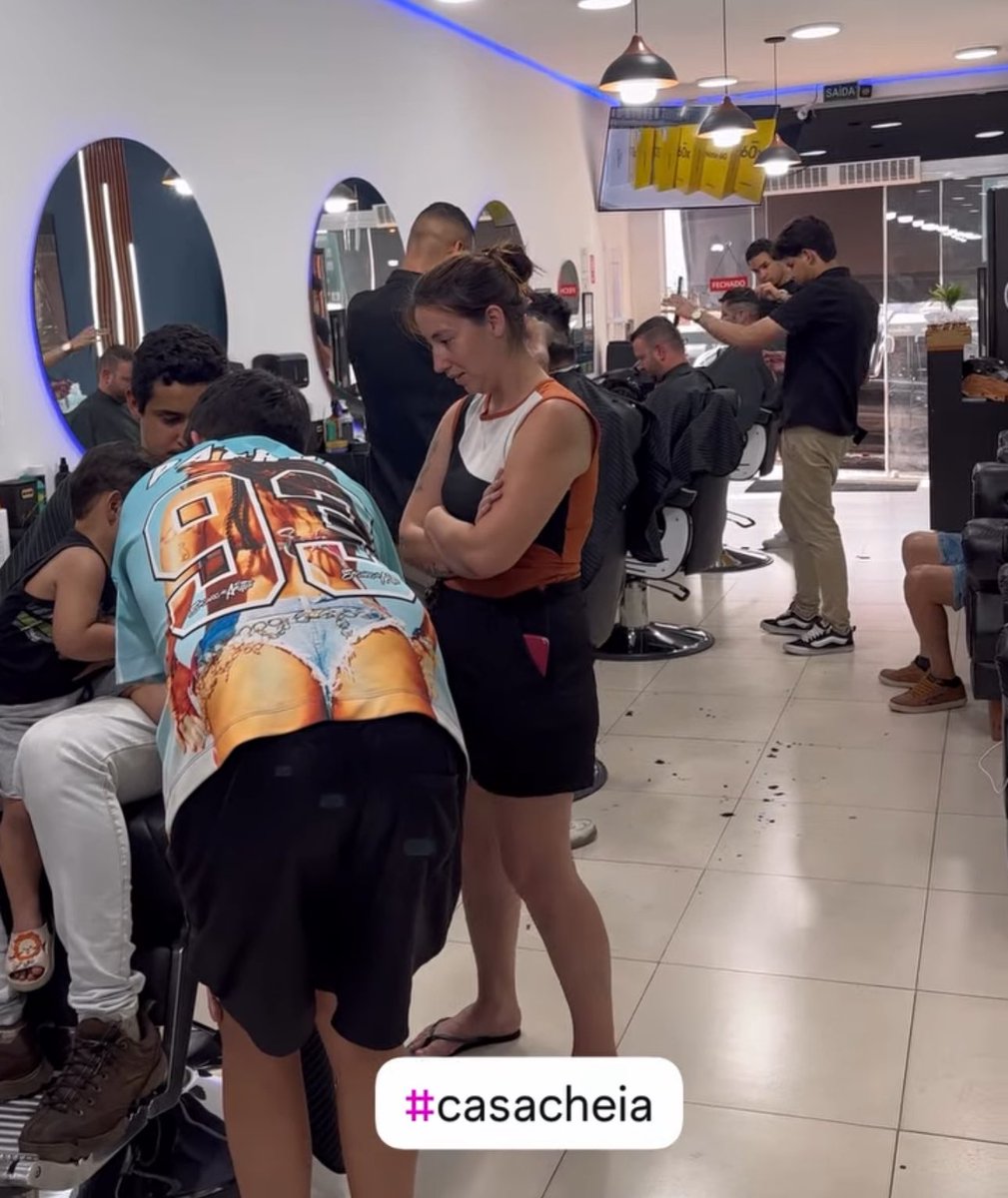 kinhobest's tweet photo. fui levar meu sobrinho pra cortar cabelo e tiraram foto minha de costa kkkkkkkkk q vergonha véi https://t.co/4DsfViQh4D