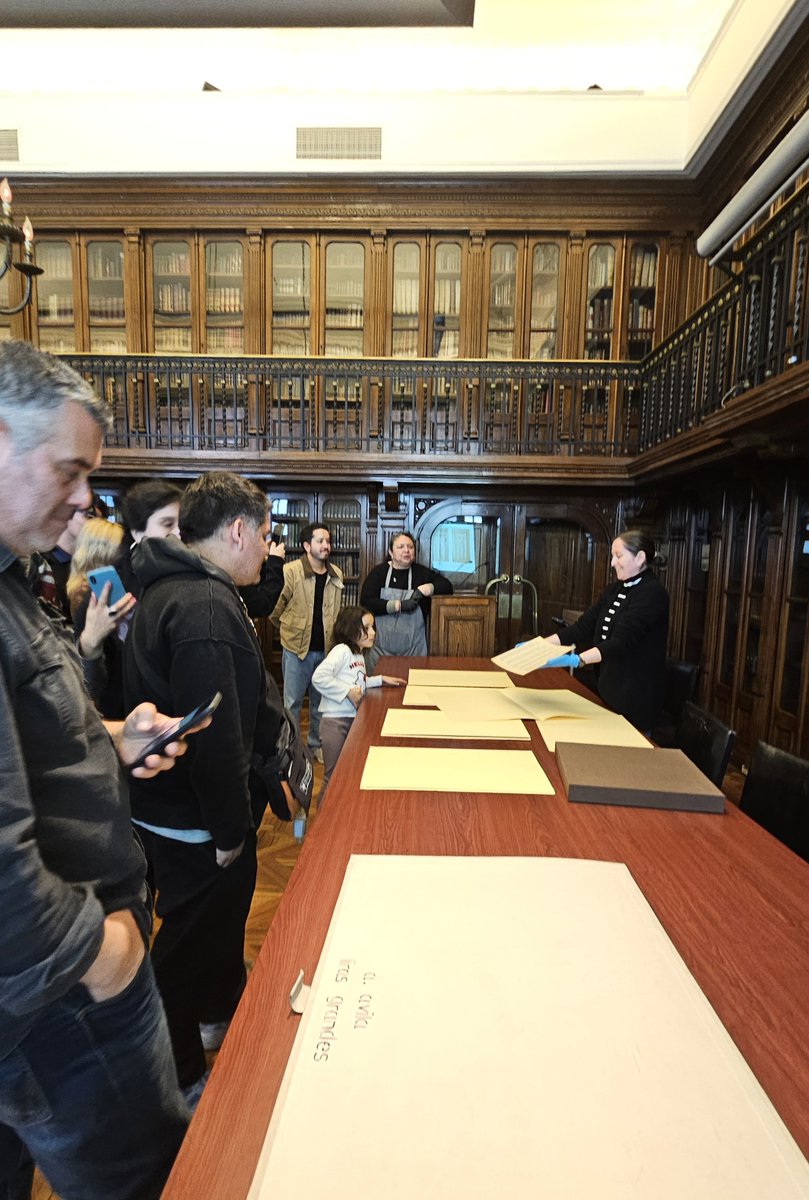 Con gran interés del público se desarrolló la visita para conocer la colección de la Lira Popular del Archivo de Literatura Oral y Tradiciones Populares (ALOTP) que resguarda la <a href="/BNChile/">Biblioteca Nacional</a>. 
La actividad fue organizada por la Biblioteca Nacional y la <a href="/plagiofundacion/">plagiofundacion</a>.