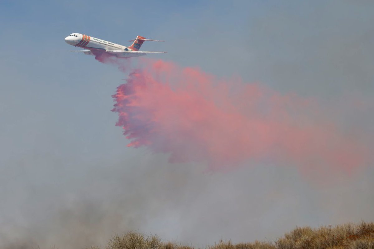 VCFD_PIO's tweet image. #CottonwoodIncident — Forward progress stopped. VCFD firefighters are making good progress on the brush fire burning north of Cottonwood Drive in Simi Valley. Fixed-wing aircraft are dropping retardant, and helicopters are conducting precise water drops. On the ground,…