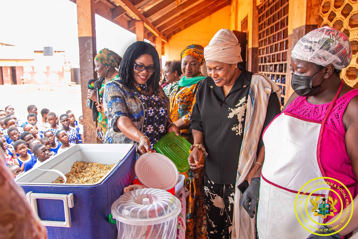 MoGCSP_Ghana's tweet image. The Minister for Gender conducted  surprises sopt checks in some Accra schools as the #schoolfeedingprogram begins for the 1st term of the new #academicyear.
The Minister checked on meals quality, the #children&apos;s wellbeing, as well as ensuring &amp;amp; enforcing caterers accountability.