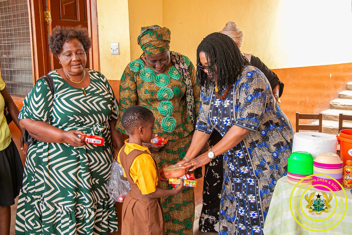 MoGCSP_Ghana's tweet image. The Minister for Gender conducted  surprises sopt checks in some Accra schools as the #schoolfeedingprogram begins for the 1st term of the new #academicyear.
The Minister checked on meals quality, the #children&apos;s wellbeing, as well as ensuring &amp;amp; enforcing caterers accountability.