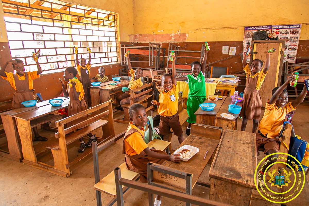 MoGCSP_Ghana's tweet image. The Minister for Gender conducted  surprises sopt checks in some Accra schools as the #schoolfeedingprogram begins for the 1st term of the new #academicyear.
The Minister checked on meals quality, the #children&apos;s wellbeing, as well as ensuring &amp;amp; enforcing caterers accountability.