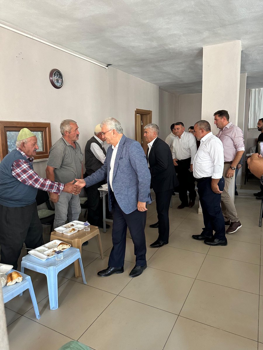 smailMacit12's tweet photo. Van Erciş İlçe Teşkilatımız, Genel Başkan Yrd.Van 23.Dönem MV Sn Kerem ALTUN ile birlikte, Vefat eden Latifiye Mahallesi'nden Orhan ve Murat Eren in babaları İsmet Eren için EREN  ailesine taziye ziyaretinde bulundu. Merhuma Allah'tan rahmet, kederli ailesine sabırlar diliyoru. https://t.co/zSylKooBGU