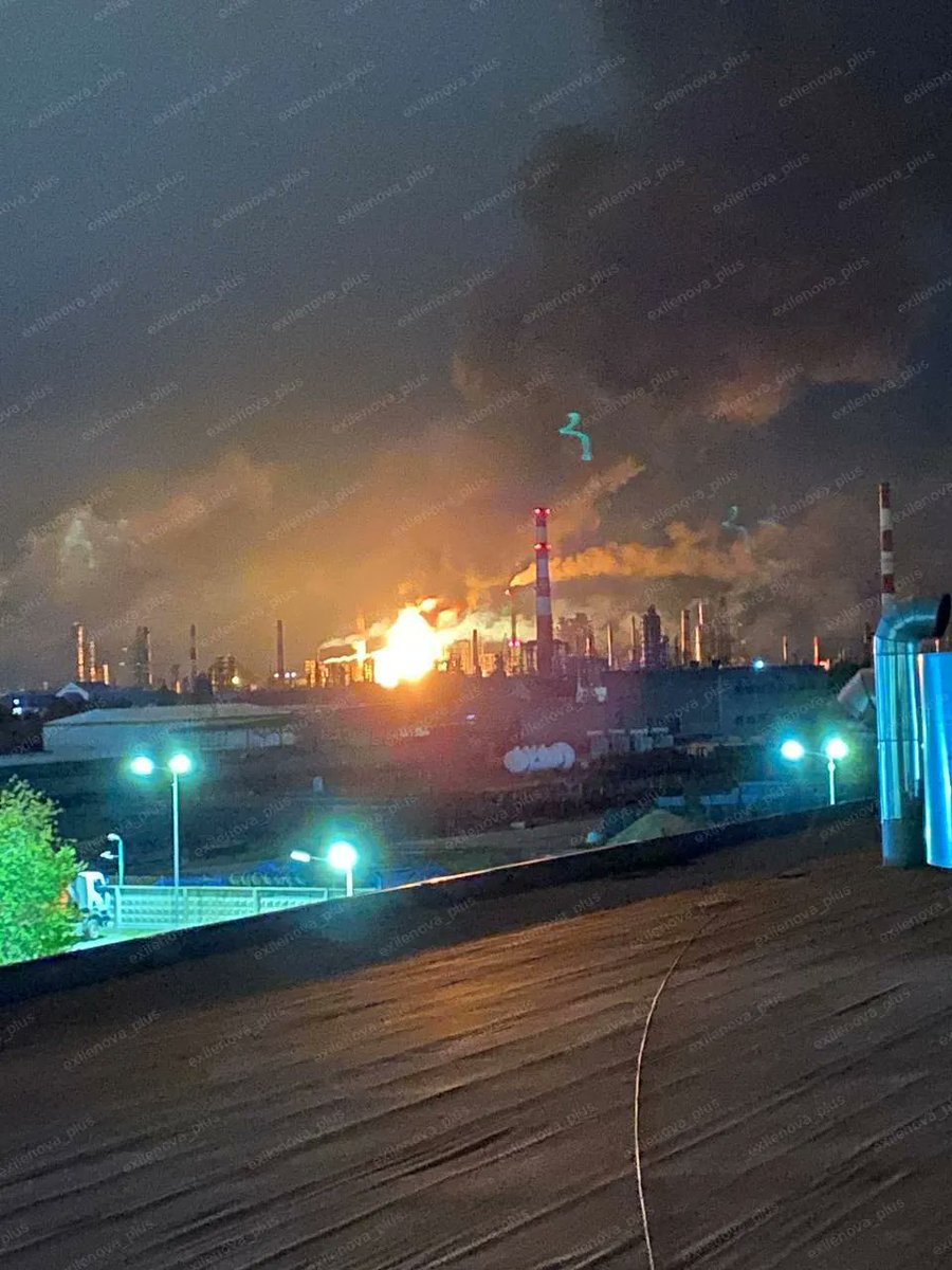 Colpita la raffineria Rosneft, la più grande di tutta la Russia.
Si tratta della seconda volta da agosto, quando i droni ucraini avevano costretto 2 delle 3 unità principali della raffineria a uno "stop forzato".
Stanotte gli ucraini sono tornati e hanno completato l'opera,
