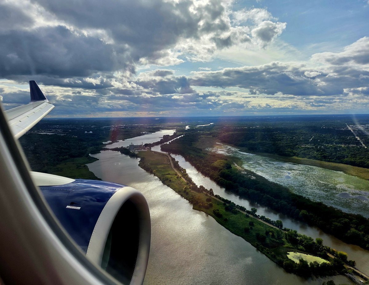 Minnesota is one of those states that invites me to stay when I'm flying over. Especially in Spring, Summer and Fall. It's got a lot of beauty in the eyes of this beholder.