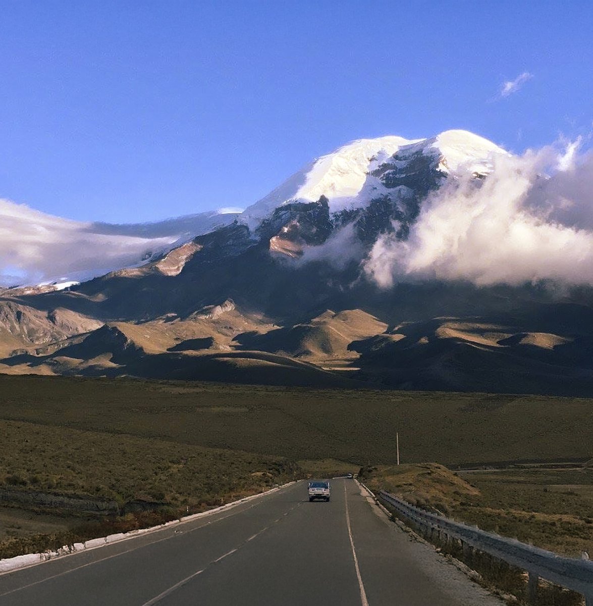 ★Así de hermosa se observó la montaña más alta del Ecuador: el Chimborazo, desde la vía a Guaranda. 🗻❤ 🇪🇨 📸:  Iván Vallejo.