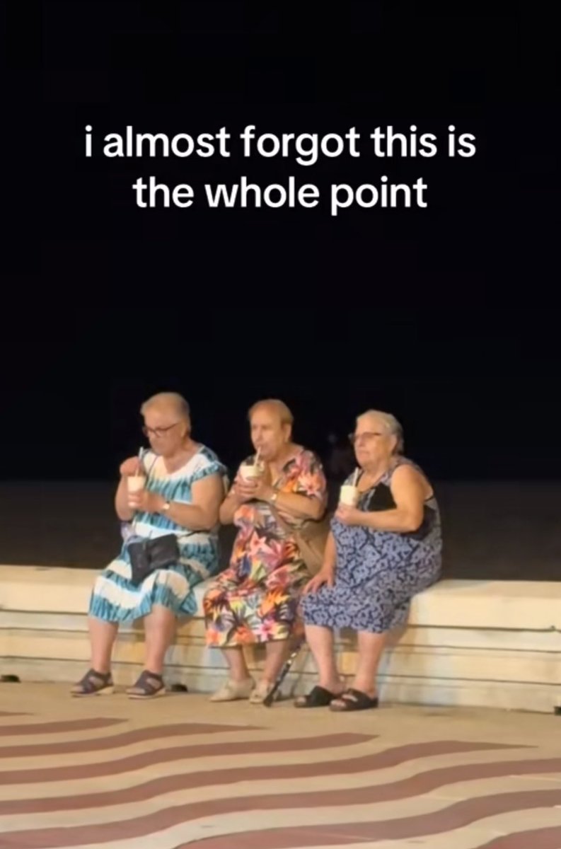 algun dia (quan mos conseguim jubilar les 3 amb aprox 85 anys) aqestes serem lares lari io cada nit xq viurem les 3 juntes a la platja i cada dia nirem a prendre el sol i a jugar cartes al bar i a passejar......things like this keep me alive xq sino em tornaria boja ara mateix