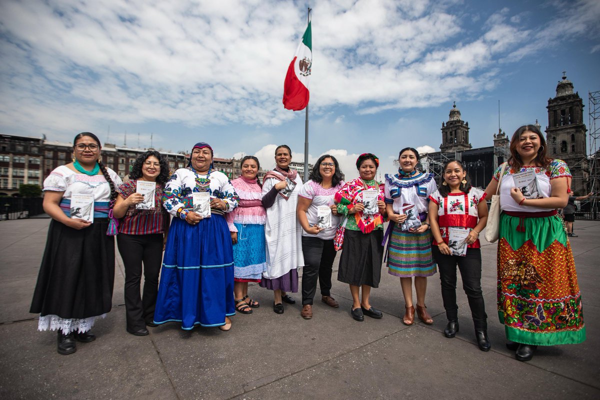 NoemiJuarezSEB's tweet photo. Por primera vez en la historia de México se izó la Bandera Nacional a toda asta en honor de las Mujeres Indígenas. 🇲🇽 https://t.co/Rd1GnQgG4b