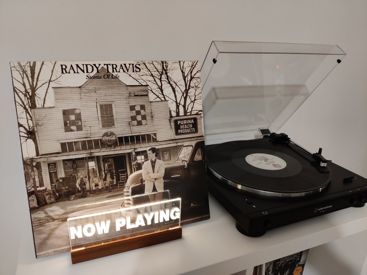CountryMusicFr's tweet photo. Listening to the one and only Randy Travis 🎶 #RandyTravis #StormsOfLife #CountryMusic #FridayNight https://t.co/9MdEXnPKcw