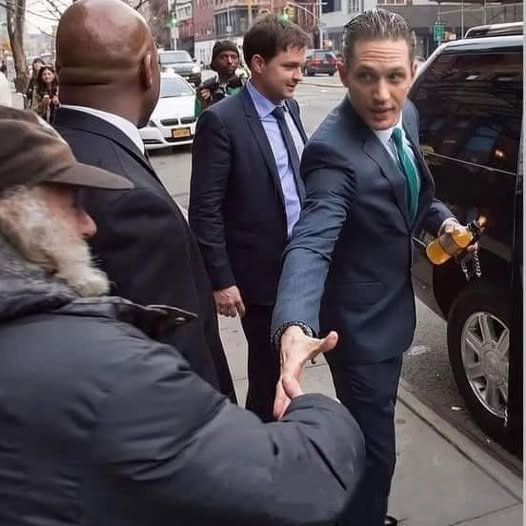 « J’ai été élevé pour traiter le concierge avec le même respect que le PDG. »  
-Tom Hardy -

7 Citations Incroyables de Tom Hardy🧠➡