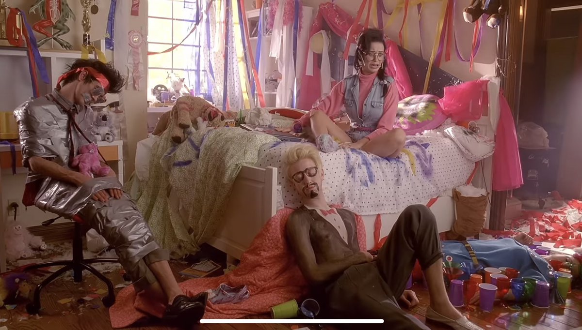 Bugün topluluğun yatak odasının yani bedroomunun verdiği minimum keyf ❤️‍🔥🫠🥂💃🏻 
dayanışma desen var ✅
mizah desen var ✅
yaratıcılık desen var ✅
kriz yönetimi desen var ✅
astroloji desen var ✅
sevgi desen var ✅
love u guysss!! 🥰
❤️🧡💛💚🩵💙💜🩷
btw last friday night! 🥂