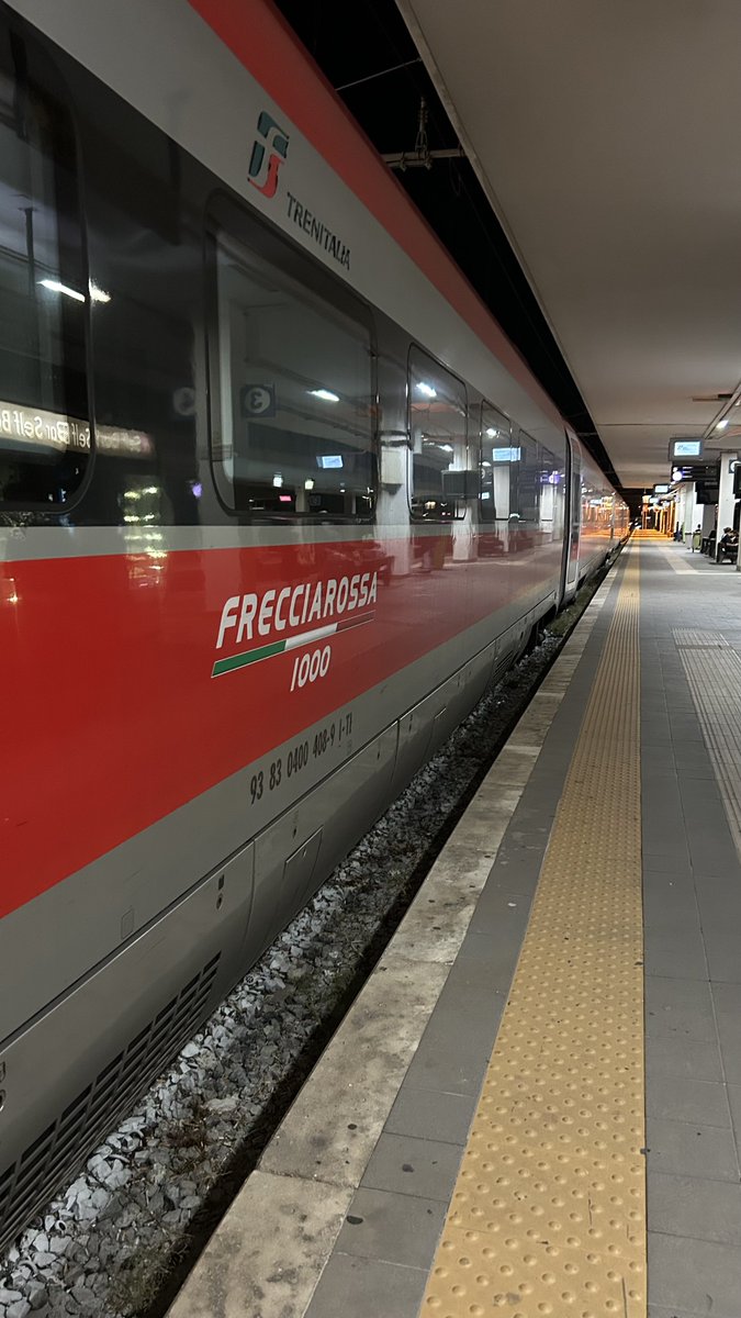 Passare tutta la notte in treno solo per <a href="/LauraPausini/">Laura Pausini</a> ❤️ si ritorna solo andando via…