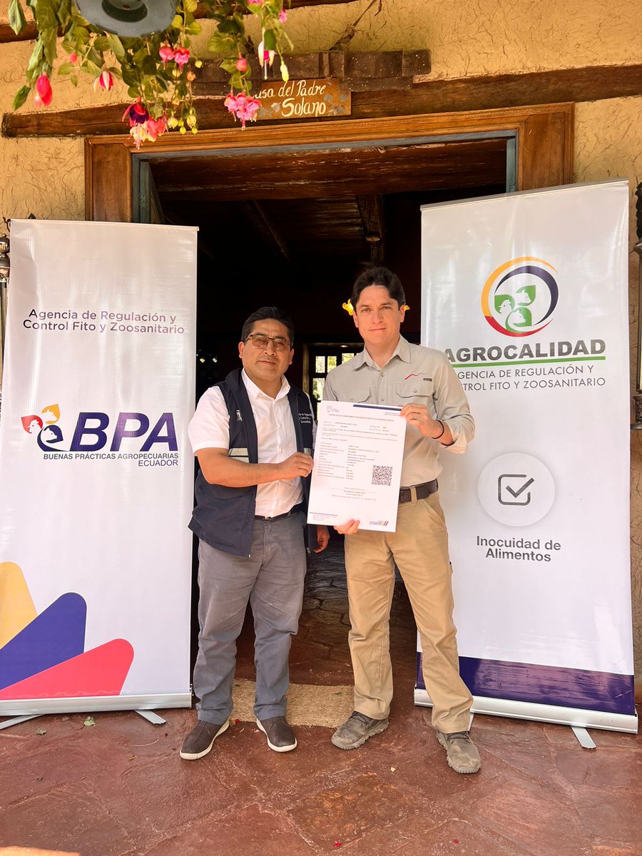 AgrocalidadZ7's tweet photo. #Loja 📍 | Entregamos la certificación BPA de cultivo de café ☕ en Buenas Prácticas Agropecuarias en cultivos de grano beneficiado, a la Hacienda La Papaya Halapa Cía. Ltda. en el cantón Saraguro. #BPAEcuador https://t.co/5m5ef0fGm1
