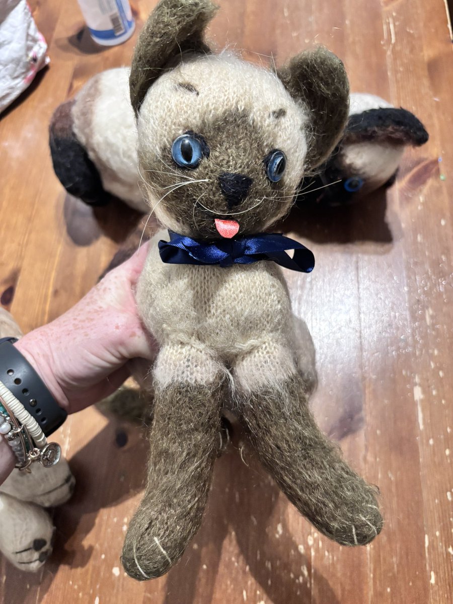 Michellecarp86's tweet photo. Are these steiff bears ? Can anyone give me more info /dates etc .i cannot locate any buttons
#Steiff #steiffcollectors
#vintagebears https://t.co/ITxUh9PZhu