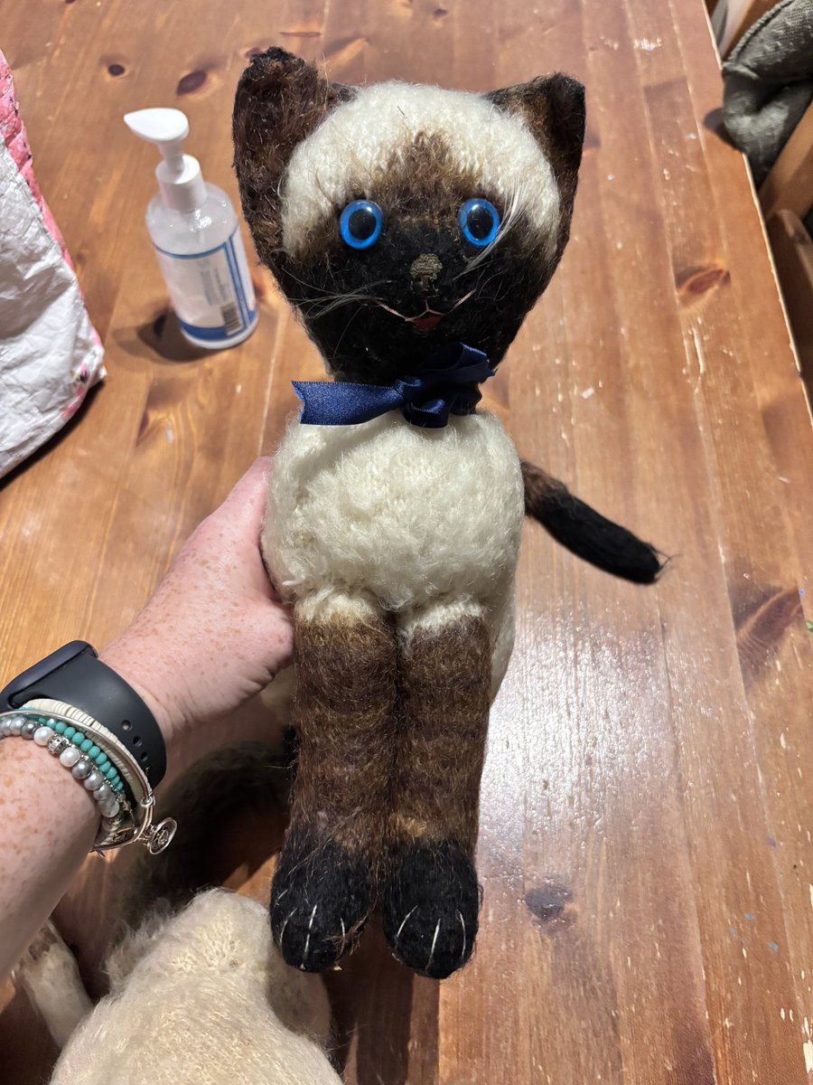 Michellecarp86's tweet photo. Are these steiff bears ? Can anyone give me more info /dates etc .i cannot locate any buttons
#Steiff #steiffcollectors
#vintagebears https://t.co/ITxUh9PZhu